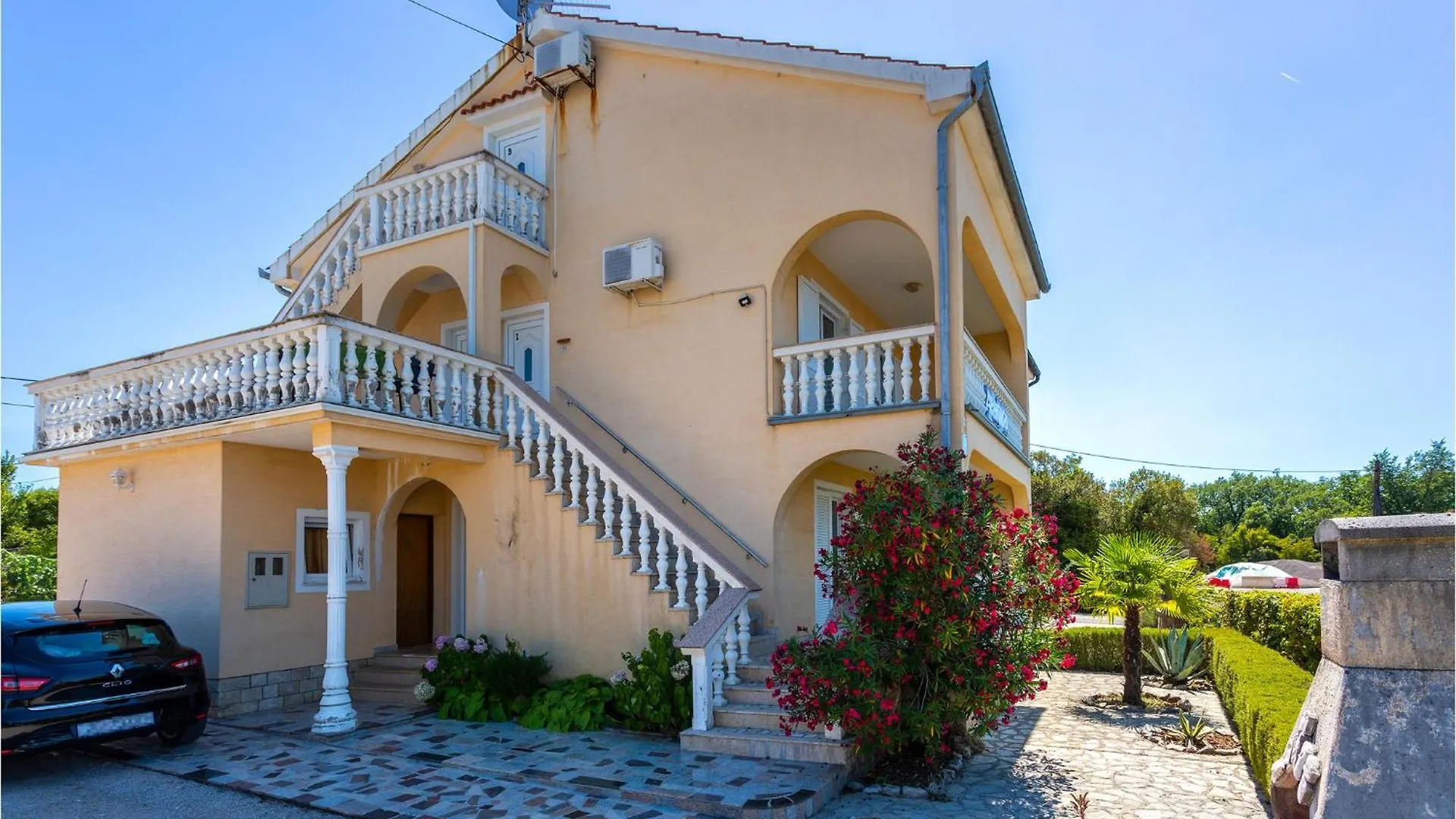 Lovely Apartment In Rasopasno With Kitchen