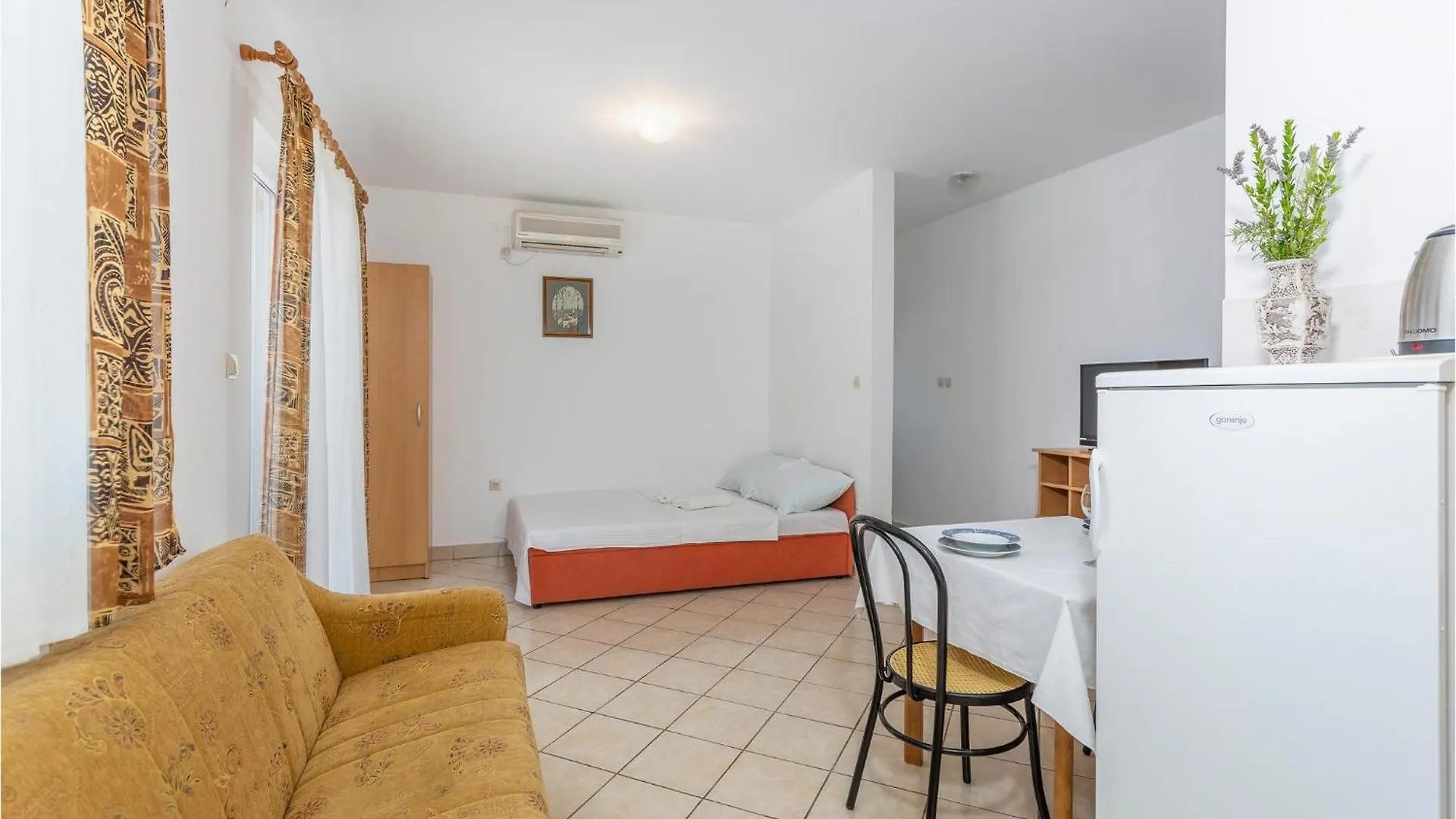 Lovely Apartment In Rasopasno With Kitchen