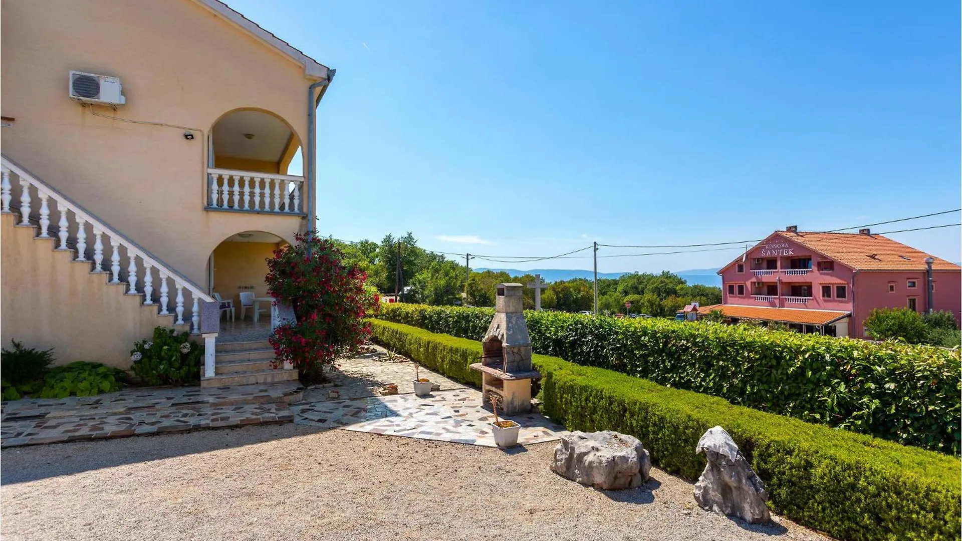 Lovely Apartment In Rasopasno With Kitchen